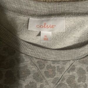 Colsie Gray Crew Neck Sweater with Subtle Paw Print